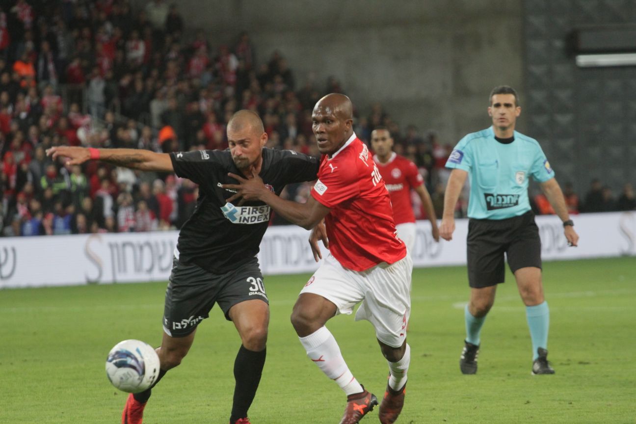 טוני וואקמה נאבק בגבריאל תאמש ואלון יפת מסתכל. החטיפה שלו הניבה את שער השיוויון (צילום: בן בודה)